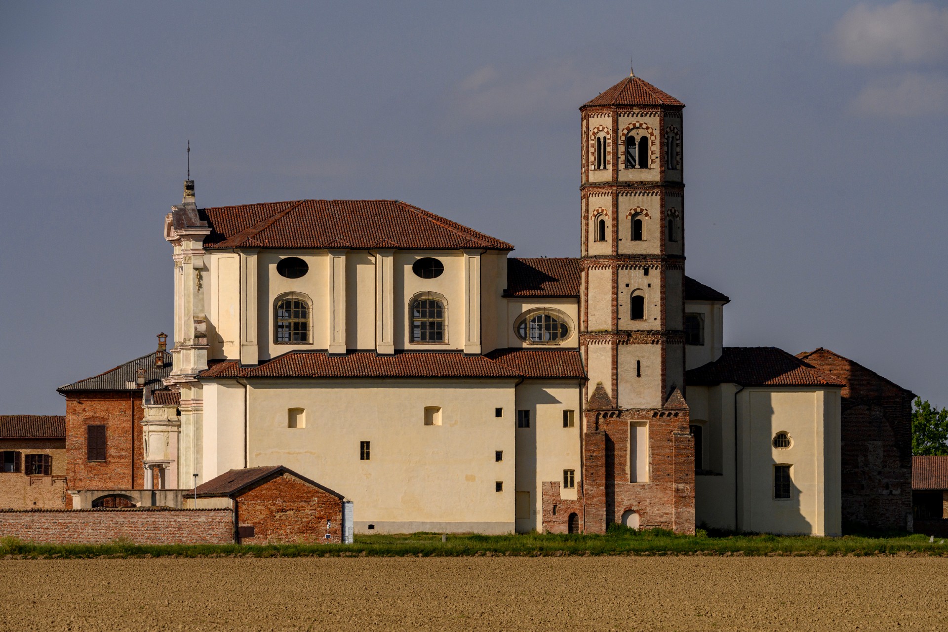 Passeggiata patrimoniale - Architetture e paesaggi risicoli in metamorfosi: dai monasteri alle moderne  strutture nei Borghi delle vie d’Acqua